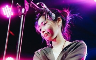 出山吉他谱_花粥_E调指法拍弦版弹唱谱_图片六线谱