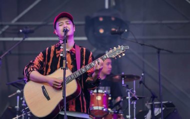 孤鸟的歌吉他谱_马頔_E调指法原版弹唱谱_图片六线谱