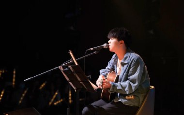 洋葱吉他谱_刘大壮_C调指法弹唱谱_图片六线谱