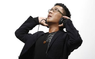 兄弟抱一下吉他谱_庞龙_D调指法扫弦版_图片六线谱