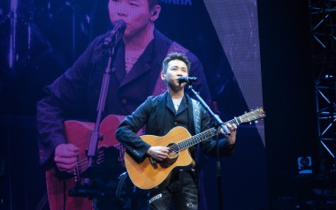 自导自演的悲剧吉他谱_陶喆_C调原版弹唱谱_图片六线谱